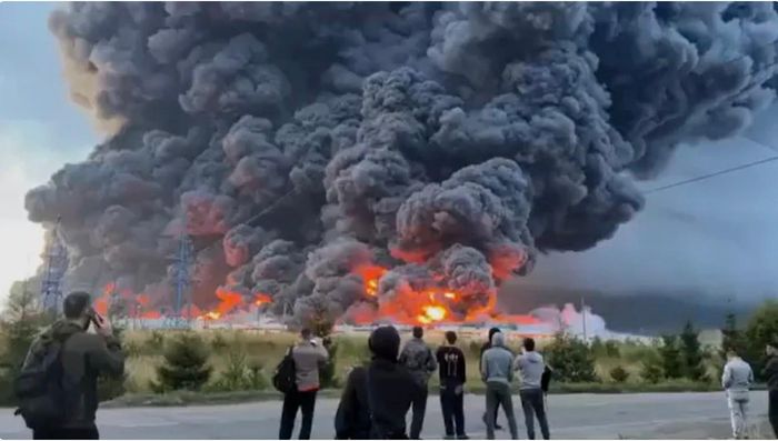 Lửa cháy và khói đen bao phủ bầu trời Mocsow, Nga sau vụ tấn công của Ukraine. Ảnh: NDTV/X