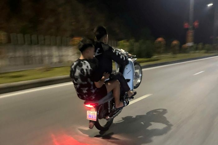 Các đối tượng đi với tốc độ cao, lạng lách, đánh võng, đi xe bốc đầu, quay livestream. Ảnh: Công an tỉnh Quảng Ninh