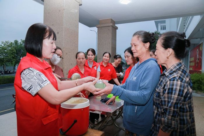Suất cháo được trao tận tay cho mọi người