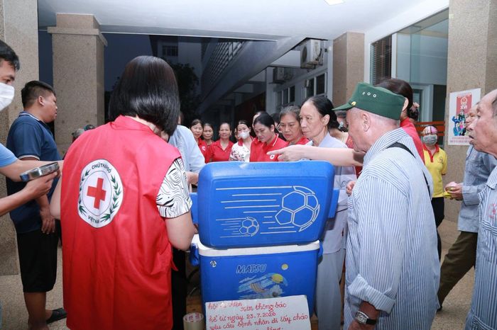 5h sáng, những phần cháo nóng hổi được các thành viên Hội đưa tới sảnh bệnh viện, bệnh nhân và người nhà xuống nhận