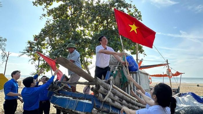 Chương trình cũng trao 300 lá cờ Tổ quốc cho ngư dân phường Sầm Sơn
