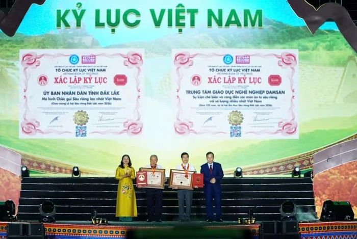  Ban tổ chức vinh danh 2 kỷ lục Việt Nam tại Lễ hội sầu riêng Đắk Lắk.