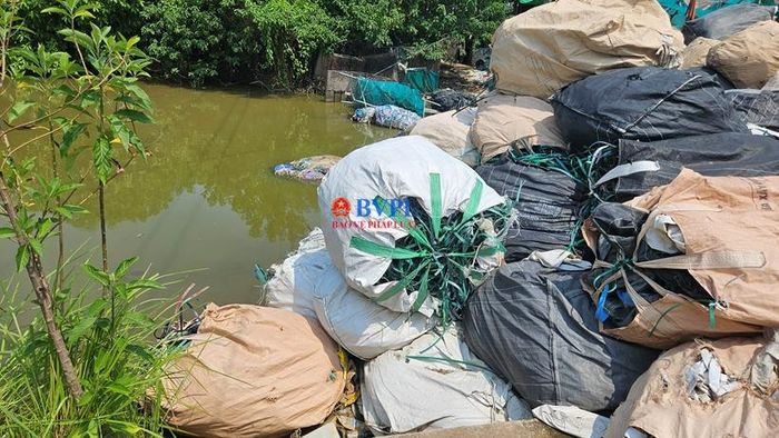 Có những bao tải "bị ngâm" trong ao nước.