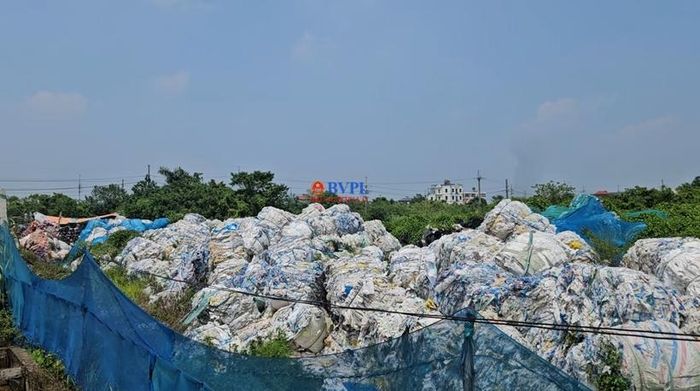 Chất thải được để lộ thiên, tập kết thành "núi" trực tiếp trên nền đất.