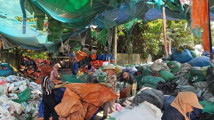 Người lao động tại cơ sở được trang bị bảo hộ lao động sơ sài, thiếu an toàn.