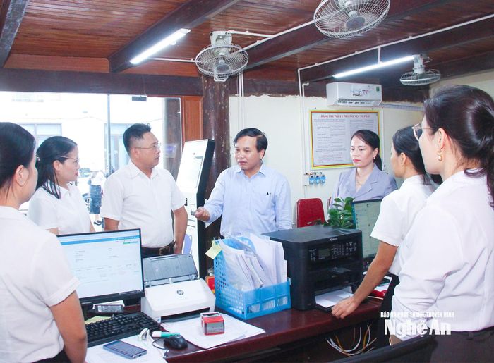 Ông Nguyễn Như Khôi - Uỷ viên Ban Chấp hành Đảng bộ tỉnh, Phó Chủ tịch HĐND tỉnh khảo sát cơ sở vật chất và tinh thần phục vụ người dân của cán bộ, công chức tại Trung tâm Phục vụ hành chính công xã Mường Quàng. Ảnh: Mai Hoa