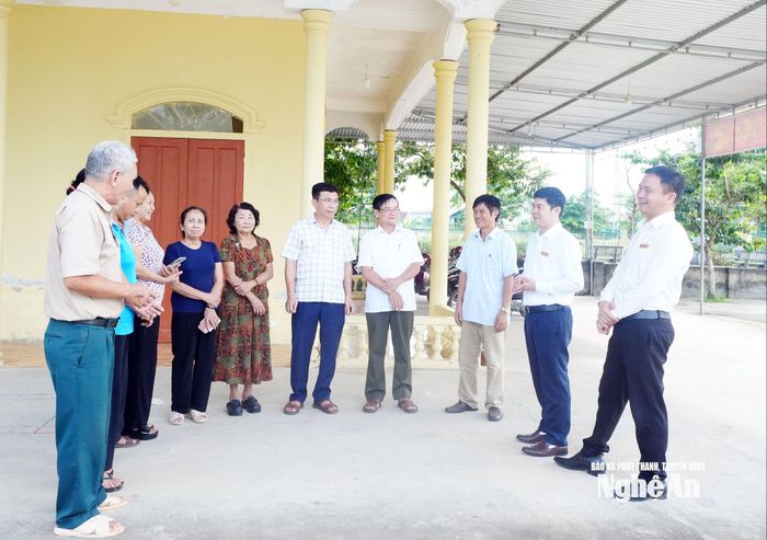 Ông Trình Văn Nhã - Ủy viên BCH Đảng bộ tỉnh, Bí thư Đảng ủy, Chủ tịch HĐND xã Đại Đồng, đại biểu HĐND tỉnh trao đổi với cán bộ thôn Dùng 1. Ảnh: Mai Hương