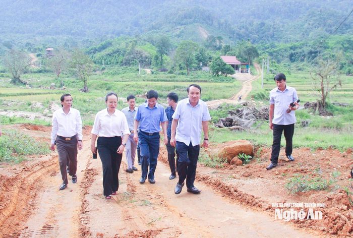 Ông Dương Đình Chỉnh - Ủy viên Ban Thường vụ Tỉnh ủy, Phó Chủ tịch Thường trực HĐND tỉnh và đoàn công tác HĐND tỉnh khảo sát việc thực hiện chính sách bố trí ổn định dân cư tại xã Tiền Phong. Ảnh: Mai Hoa