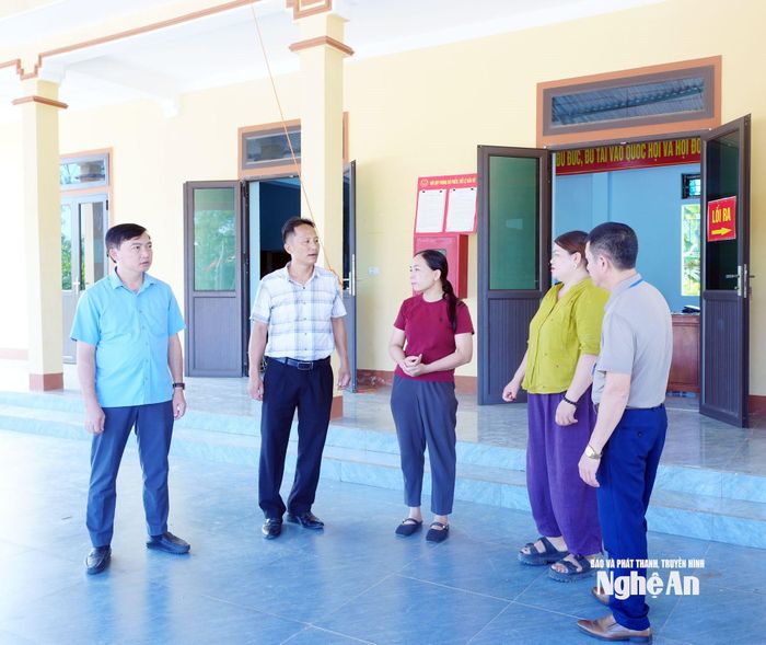 Ông Nguyễn Nam Phương - Bí thư Đảng ủy, Chủ tịch HĐND xã Nghĩa Mai trao đổi với lãnh đạo UBND xã và cán bộ làng Dàn. Ảnh: Mai Hương