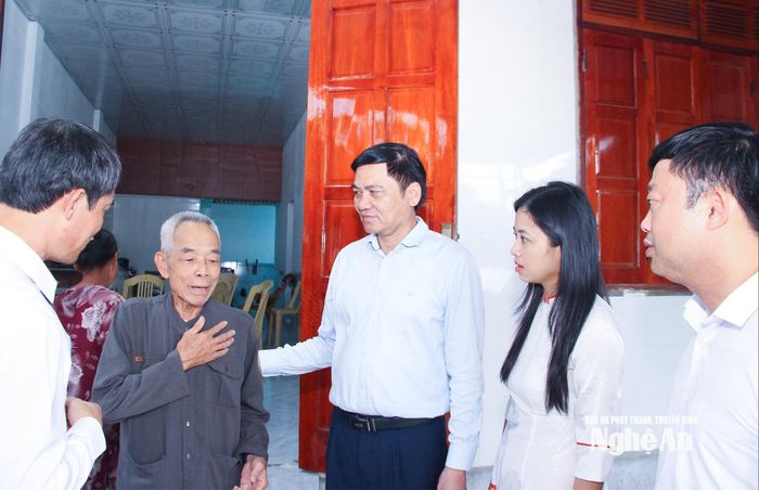 Phó Bí thư Thường trực Tỉnh ủy, Chủ tịch HĐND tỉnh Hoàng Nghĩa Hiếu nắm bắt tâm tư, trao đổi của người dân xã Thuần Trung. Ảnh: Mai Hoa