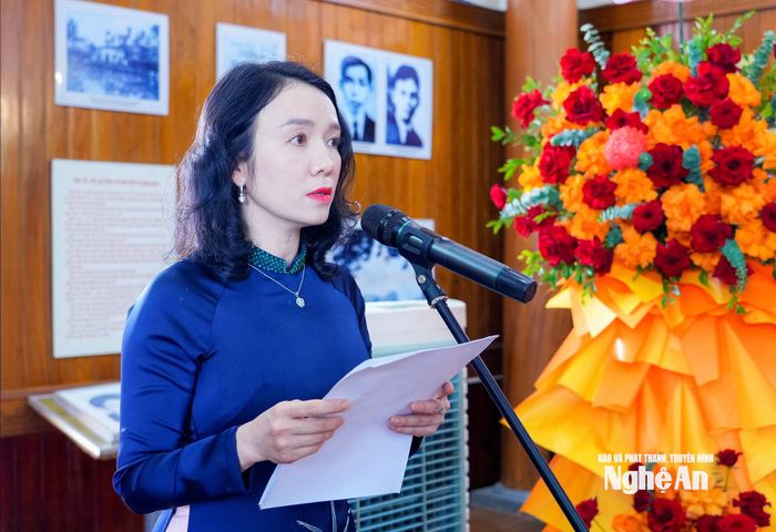 Đồng chí Trần Thị Mỹ Hạnh - Uỷ viên Ban Chấp hành Đảng bộ tỉnh, Giám đốc Sở Văn hóa, Thể thao và Du lịch ôn lại thân thế, cuộc đời và sự nghiệp cách mạng của đồng chí Nguyễn Thị Minh Khai. Ảnh: Phạm Bằng