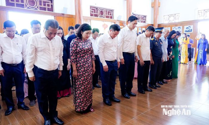 Các đồng chí lãnh đạo tỉnh, các sở, ban, ngành, đơn vị, địa phương tưởng niệm đồng chí Nguyễn Thị Minh Khai. Ảnh: Phạm Bằng