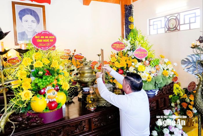 Đồng chí Nguyễn Khắc Thận - Ủy viên Trung ương Đảng, Bí thư Tỉnh ủy, Trưởng đoàn ĐBQH tỉnh dâng hương tưởng niệm đồng chí Nguyễn Thị Minh Khai. Ảnh: Phạm Bằng