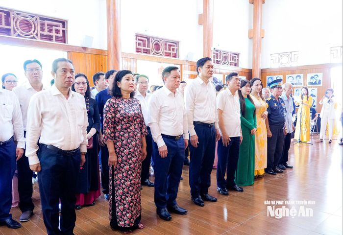 Các đồng chí lãnh đạo tỉnh, các sở, ban, ngành, đơn vị, địa phương dự lễ giỗ lần thứ 85 đồng chí Nguyễn Thị Minh Khai. Ảnh: Phạm Bằng