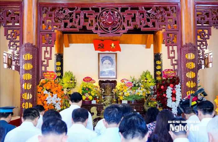 Các đại biểu bày tỏ lòng thành kính và biết ơn sâu sắc đối với công lao to lớn của đồng chí Nguyễn Thị Minh Khai. Ảnh: Phạm Bằng