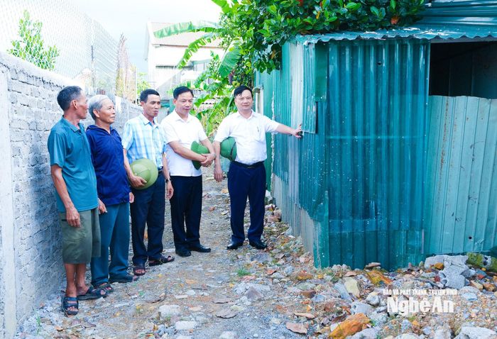 Lãnh đạo xã Yên Trung kiểm tra việc giải toả và mở lại đoạn đường gần 100 m tại xóm 9. Ảnh: Mai Hoa