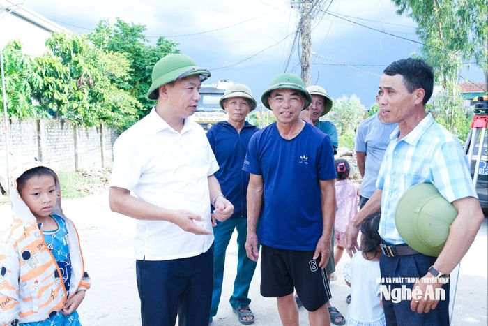 Lãnh đạo xã Yên Trung trao đổi, động viên cán bộ, đảng viên và nhân dân đoàn kết, đồng thuận xây dựng quê hương phát triển. Ảnh: Mai Hoa