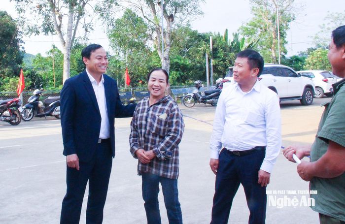 Đồng chí Phạm Ngọc Cảnh - Phó Trưởng ban Tuyên giáo và Dân vận Tỉnh uỷ động viên những người công tác ở xóm, tại xã Nghĩa Lâm. Ảnh: Mai Hoa