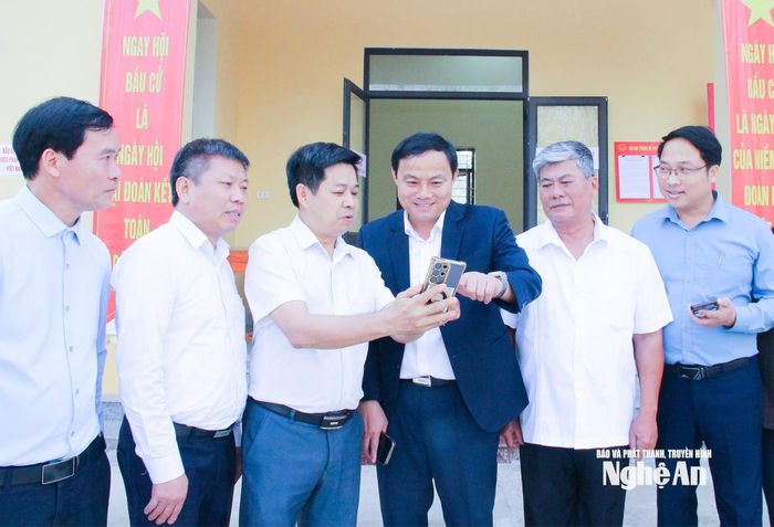 Đồng chí Phạm Ngọc Cảnh - Phó Trưởng ban Tuyên giáo và Dân vận Tỉnh uỷ tìm hiểu việc ứng dụng nền tảng số phục vụ công tác tuyên truyền ở xã Nghĩa Lâm. Ảnh: Mai Hoa