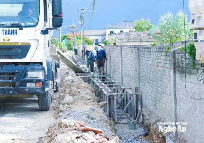 Nâng cấp đường và hệ thống mương thoát nước tại xóm 9, xã Yên Trung. Ảnh: Mai Hoa
