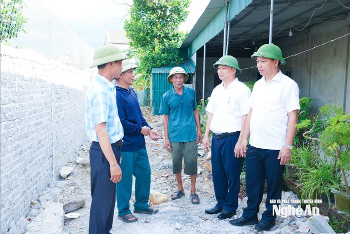 Lãnh đạo xã Yên Trung trao đổi với cán bộ xóm về tạo sự đồng thuận của cán bộ, đảng viên và nhân dân trong xây dựng nông thôn mới. Ảnh: Mai Hoa