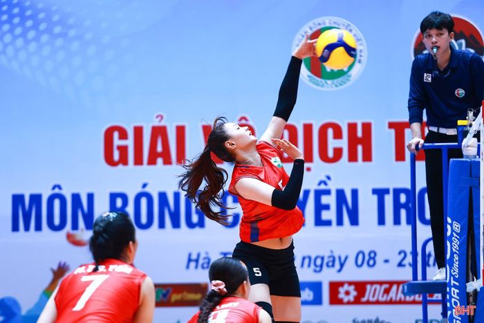 Chủ công Nguyễn Thanh Diệu của Vĩnh Long là một trong những gương mặt trẻ thi đấu nổi bật. VĐV này gây ấn tượng bởi những pha đập bóng đầy uy lực và khả năng xử lý linh hoạt.