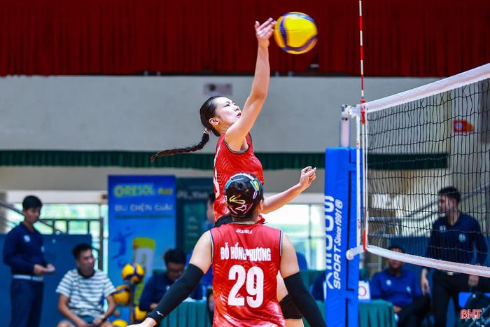Những pha cứu bóng, phòng thủ và tổ chức tấn công liên tục tạo nên nhịp độ hấp dẫn cho các trận đấu.