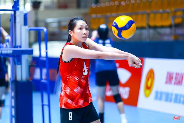 Phía sau những khoảnh khắc rạng rỡ là quá trình tập luyện bền bỉ của các VĐV trẻ. Mỗi trận đấu cũng là cơ hội để họ tích lũy kinh nghiệm và trưởng thành hơn. “Toàn đội đang cố gắng trong từng trận, thi đấu hết khả năng, phối hợp ăn ý với nhau để hướng tới kết quả tốt nhất và giúp đội giành chiến thắng” - phụ công Vũ Mai Ngân (đội nữ Quảng Ninh) chia sẻ.