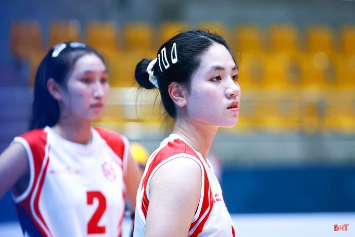 Không chỉ sở hữu kỹ thuật tốt, nhiều nữ VĐV còn ghi điểm bởi vẻ ngoài xinh đẹp, tươi trẻ, tạo nên những khoảnh khắc đáng chú ý. Trong ảnh: Nữ chủ công Nguyễn Châm Anh của CLB Hóa chất Đức Giang Lào Cai.