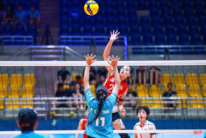 Nữ VĐV có lối chơi mạnh mẽ, khả năng bật nhảy và những pha tấn công nhanh ở vị trí trên lưới khá ấn tượng. “Được thi đấu trên quê hương là niềm hạnh phúc với em. Giải đấu là cơ hội để em trau dồi kỹ năng, nâng cao chuyên môn và tích lũy thêm kinh nghiệm thi đấu" - Dung Nhi chia sẻ.