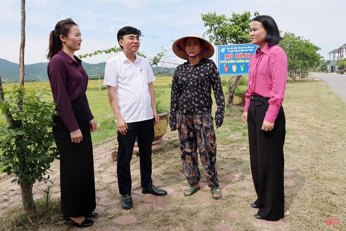Lãnh đạo xã Cẩm Lạc trao đổi với cán bộ, hội viên phụ nữ về nhân rộng mô hình "Tuyến đường không rác thải".