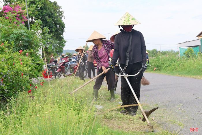 Tại thôn Đông Sơn, hội viên phụ nữ và người dân địa phương đã ra quân lao động làm sạch, làm đẹp từng tuyến đường.