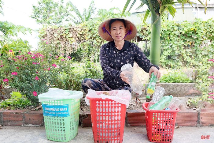 Việc phân loại rác tại nguồn được các hộ dân ở thôn Hoa Thám cùng nhau thực hiện.