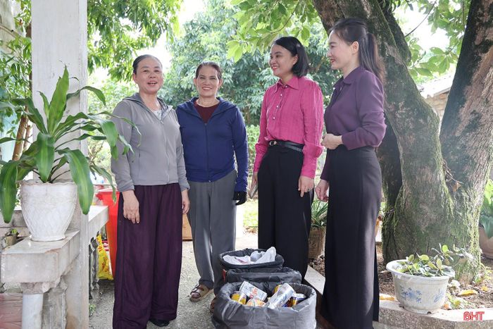 Người dân tại từng khu dân cư thực hiện tốt việc phân loại, xử lý rác tại nguồn.