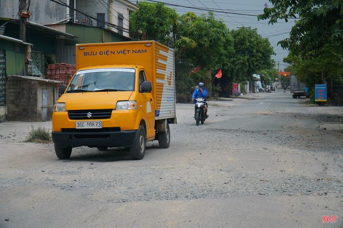 Nhiều ổ gà, điểm hư hỏng trên mặt đường Đặng Văn Bá khiến việc lưu thông gặp khó khăn, tiềm ẩn nguy cơ mất an toàn.