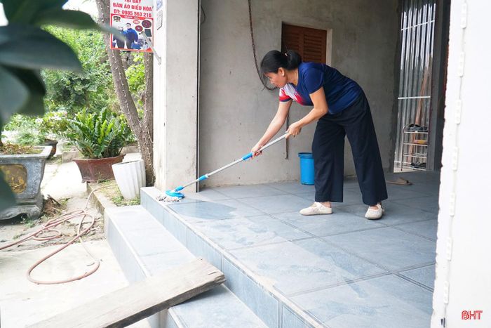 Đường xuống cấp, nhiều phương tiện qua lại khiến bụi bay mù mịt, người dân sống hai bên tuyến đường phải thường xuyên lau dọn nhà cửa.