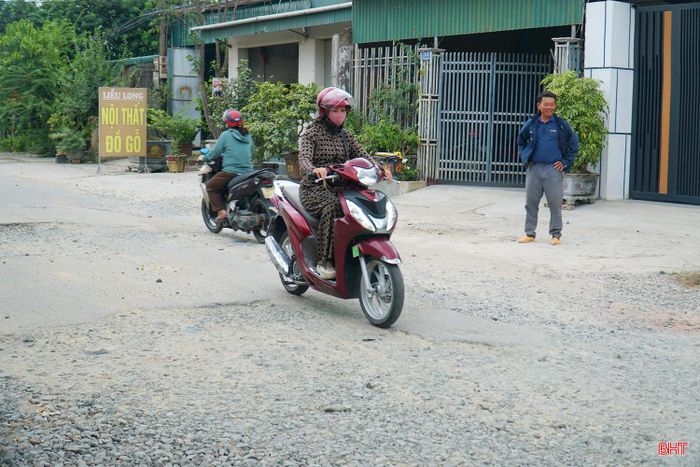Người dân dùng đất lấp tạm những vị trí hư hỏng để hạn chế nguy hiểm cho người và phương tiện qua lại.