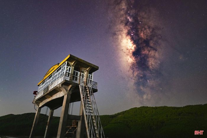 Dải Ngân Hà (Milky Way) là một trong những khoảnh khắc kỳ thú nhất của bầu trời đêm. Vào thời điểm tháng 7-8 dương lịch cũng là lúc những người yêu thích nhiếp ảnh thiên văn lên đường tìm kiếm những bức hình đẹp về vũ trụ bao la. (Ảnh chụp tại khu vực hồ chứa nước Khe Xai, xã Thạch Xuân)