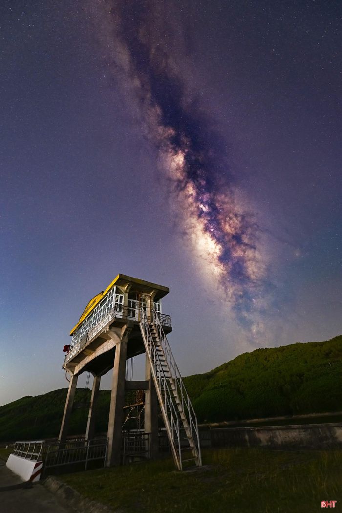 Một bức ảnh Milky Way đẹp không chỉ cần thiết bị mà còn phụ thuộc vào sự kiên nhẫn. Người chụp phải theo dõi thời tiết, vị trí dải Ngân Hà và lựa chọn bố cục phù hợp để kết hợp bầu trời sao với cảnh vật phía dưới.
