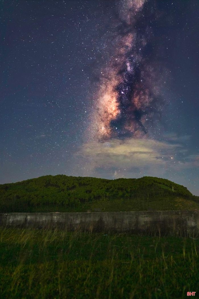 Những bức ảnh Milky Way hoàn thiện không chỉ cho thấy vẻ đẹp kỳ vĩ của bầu trời mà còn lưu giữ những khoảnh khắc đặc biệt của thiên nhiên. (Ảnh chụp tại xã Thạch Xuân)