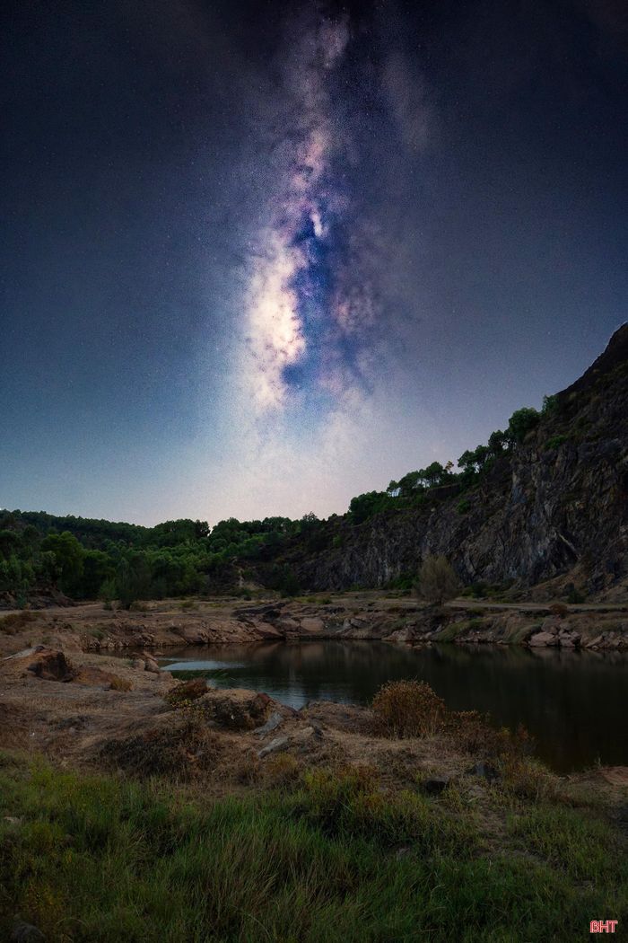 Để ghi lại Milky Way rõ nét, người chụp cần lựa chọn đúng thời điểm. Những đêm trời quang, ít mây, không trăng hoặc ánh trăng yếu thường là điều kiện lý tưởng. (Ảnh chụp tại xã Thạch Khê)