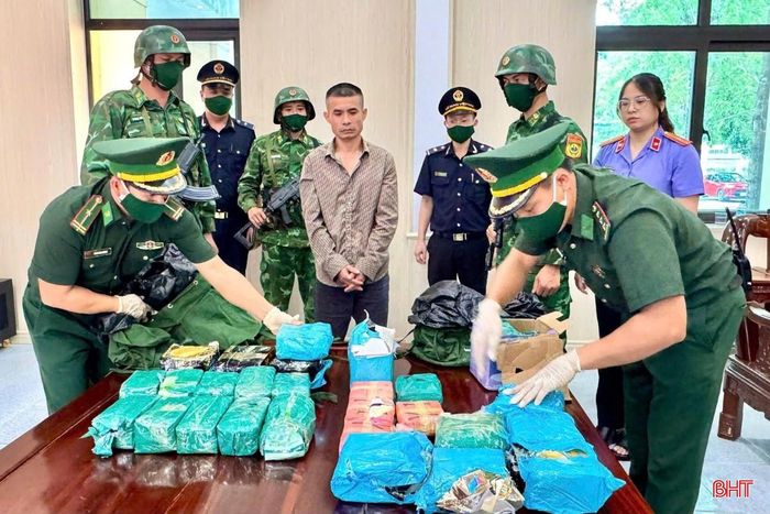 Đối tượng Phạm Xuân Thanh cùng tang vật bị bắt giữ.