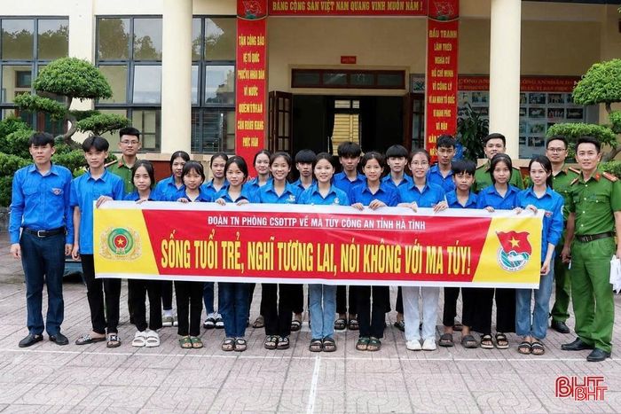 Lực lượng công an Hà Tĩnh nỗ lực tuyên truyền phòng chống ma túy cho học sinh.