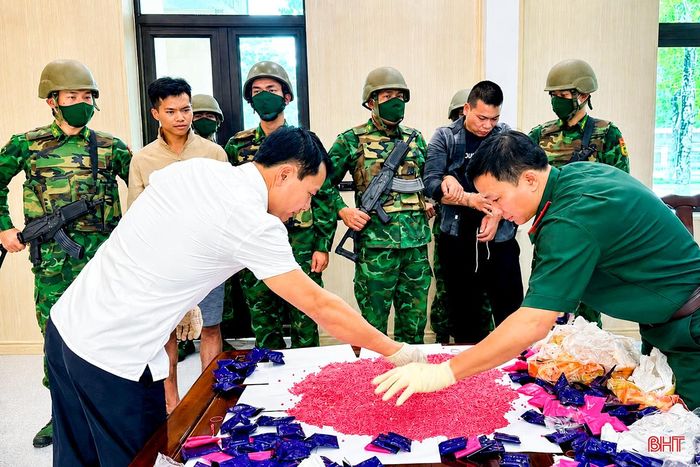 Lãnh đạo Bộ đội Biên phòng Hà Tĩnh kiểm tra tang vật trong một vụ án vận chuyển ma túy qua biên giới.