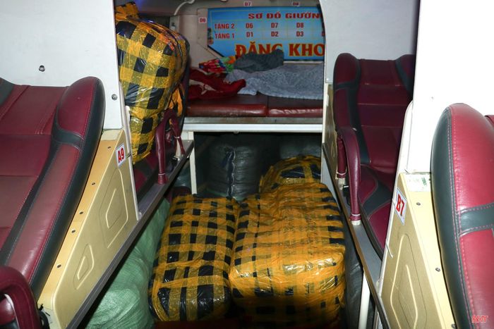 Việc sắp xếp hàng hóa không đúng quy định, tiềm ẩn nguy cơ cháy nổ và khả năng thoát hiểm của hành khách khi sự cố xảy ra.