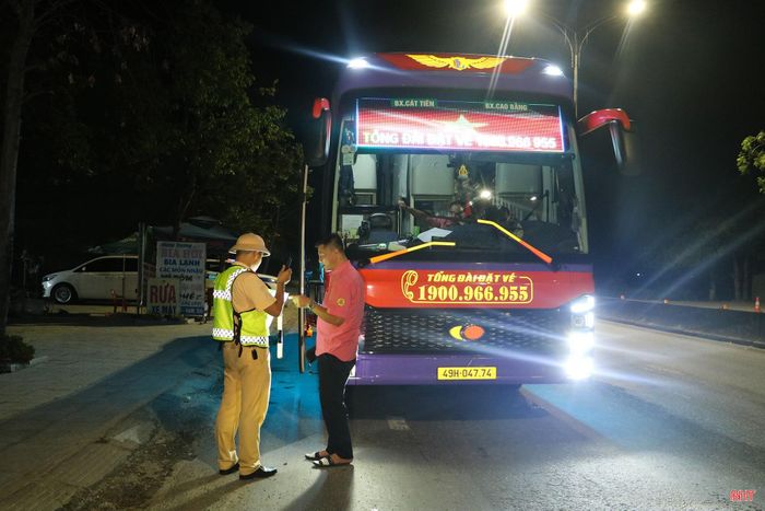 Lực lượng chức năng kiểm tra các phương tiện hành khách trên tuyến quốc lộ 1, đoạn qua địa bàn phường Bắc Hồng Lĩnh.