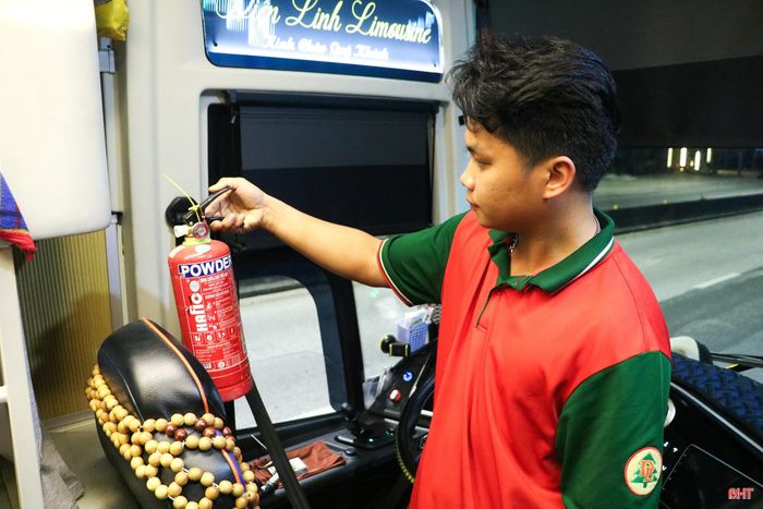 Lực lượng chức năng tiến hành kiểm tra các điều kiện hoạt động của xe khách trên tuyến quốc lộ 1 đoạn qua địa bàn phường Bắc Hồng Lĩnh.