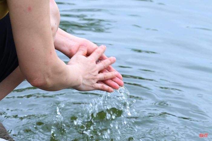 Các bậc tam cấp dẫn xuống sát mặt nước là một trong những vị trí tiềm ẩn nguy cơ mất an toàn.
