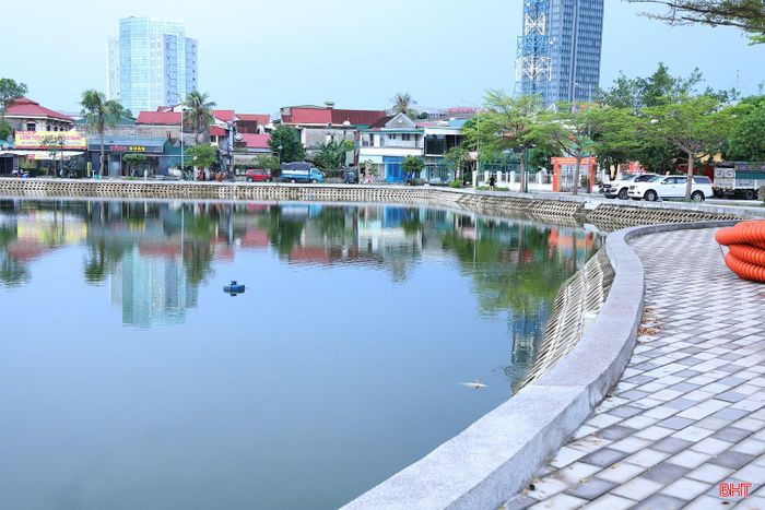 Theo quan sát, hồ điều hòa Bắc Hà có diện tích mặt nước rộng, mực nước sâu nhưng hiện nay xung quanh bờ hồ chưa được lắp đặt lan can bảo vệ.