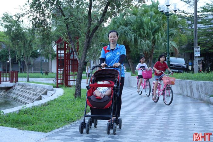 Chị Lê Thị Hà Tiên ở TDP 1, phường Thành Sen chia sẻ: "Khu vực hồ điều hòa Nam Hà đã từng xảy ra nhiều vụ đuối nước. Hồi tháng 2/2026, một bé gái 8 tuổi đã tử vong do đuối nước ở đây. Khu vực này là nơi trẻ em thường xuyên vui chơi nên chúng tôi kiến nghị chính quyền địa phương cho lắp đặt lan can".